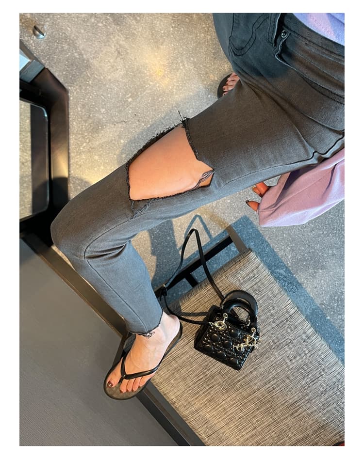 グレー パンツ  美脚魅せるダメージ加工細身パンツ