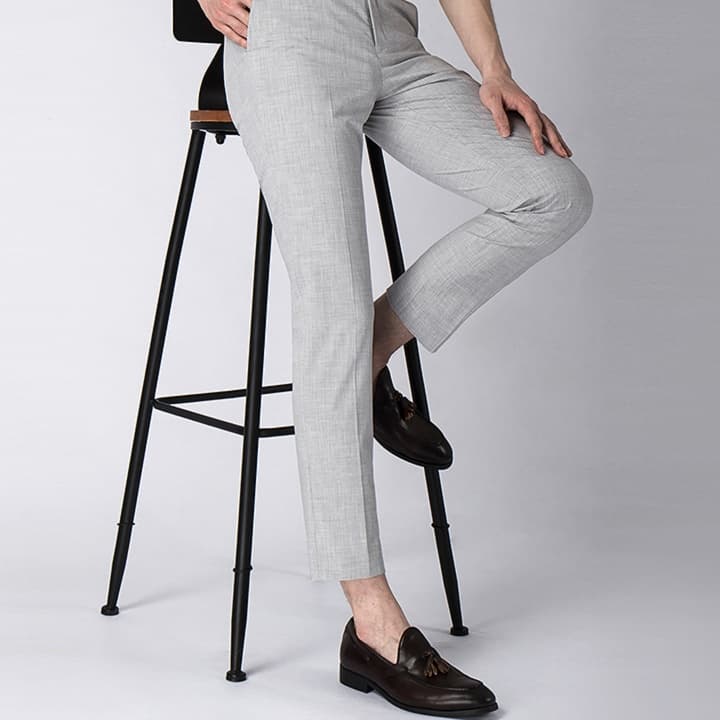 グレー パンツ 洗練されたスリムフィットスラックス