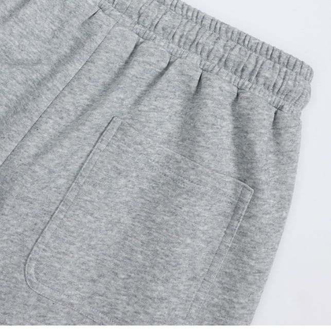 グレー パンツ グレー パンツ 自由な動きを叶えるワイドパンツ