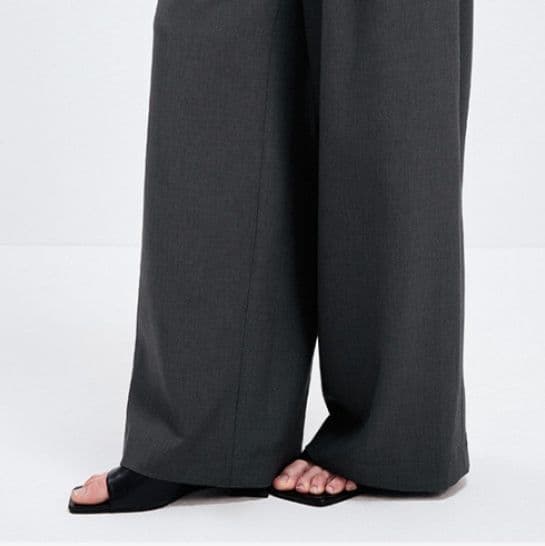 グレー パンツ 優雅なプリーツ入りワイドパンツ