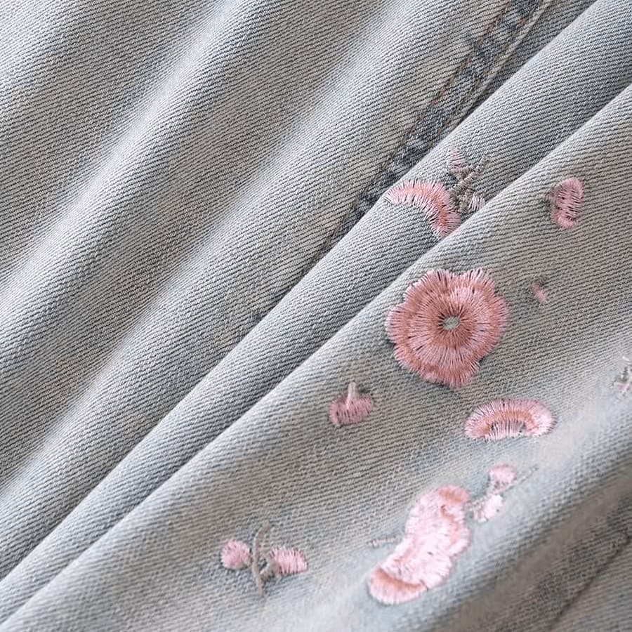 グレー パンツ 花刺繍入りデニムワイドパンツ