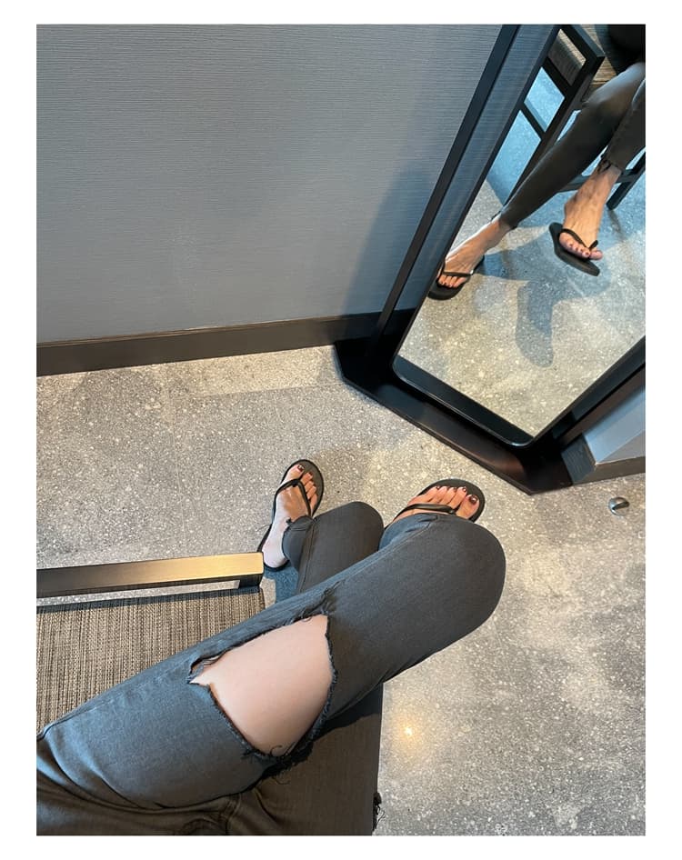グレー パンツ  美脚魅せるダメージ加工細身パンツ