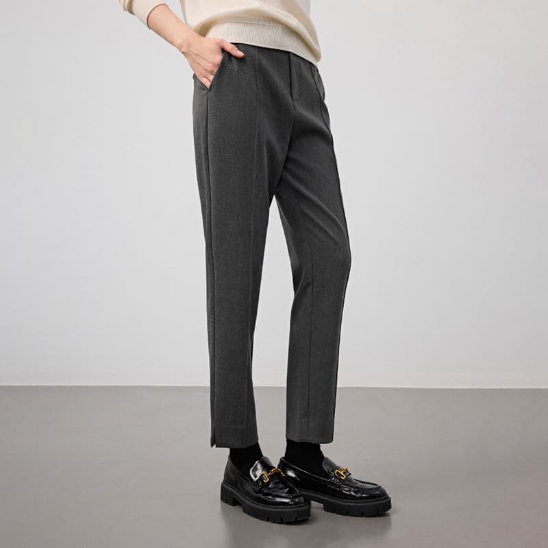 グレー パンツ すっきりとした細身タイプのフォーマルパンツ