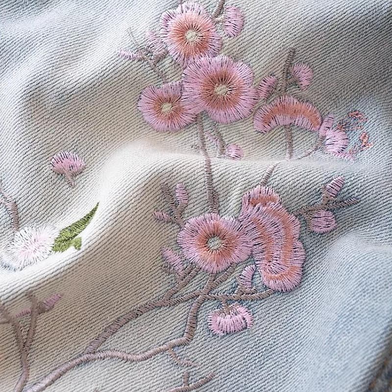 グレー パンツ 花刺繍入りデニムワイドパンツ