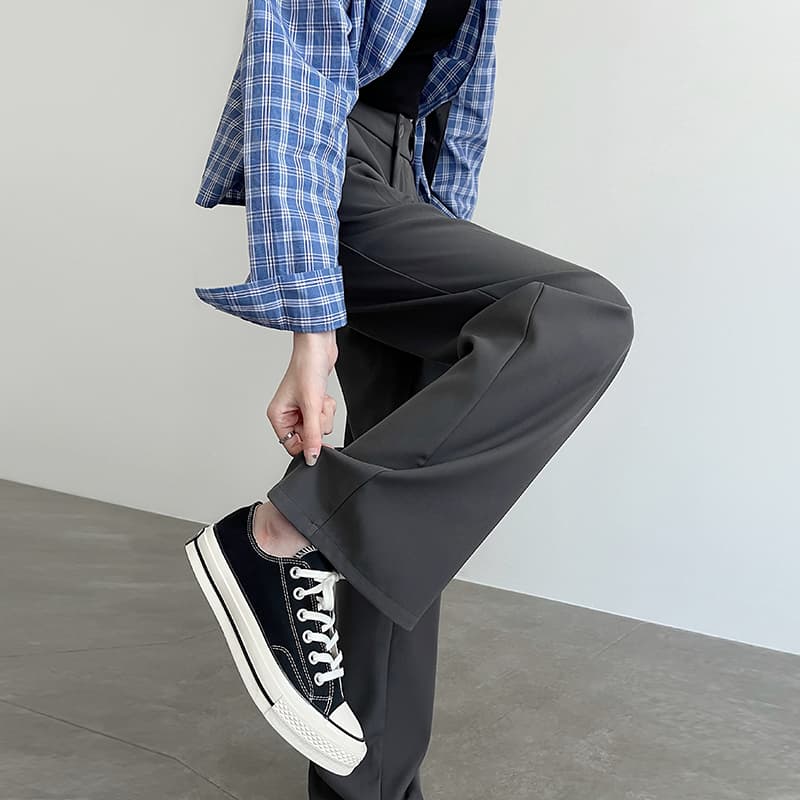 グレー パンツ ゆったりシルエットのワイドタックパンツ