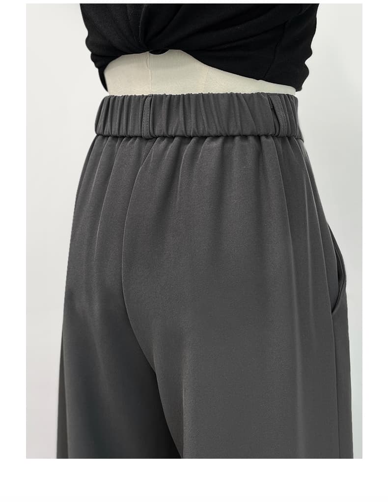グレー パンツ ゆったりシルエットのワイドタックパンツ