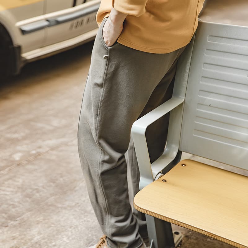 グレー パンツ 柔らか素材のリラックステーパードパンツ