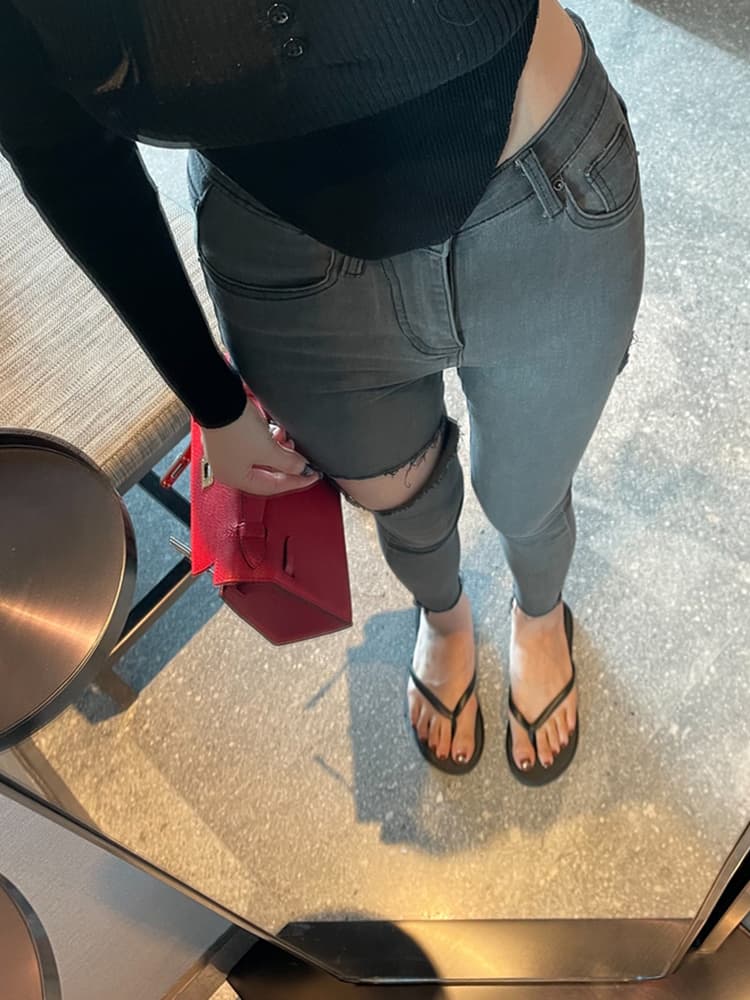 グレー パンツ  美脚魅せるダメージ加工細身パンツ