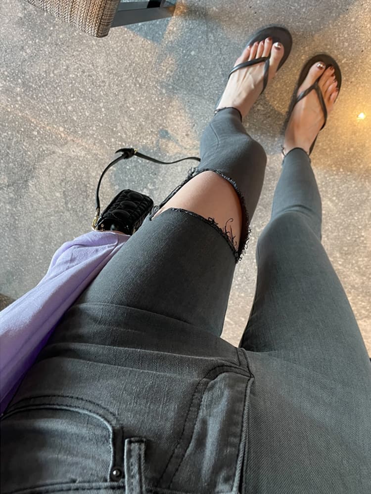 グレー パンツ  美脚魅せるダメージ加工細身パンツ