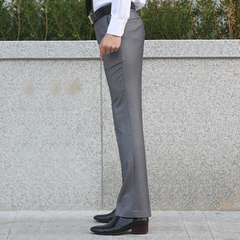 グレー パンツ 洗練された正統派スラックス