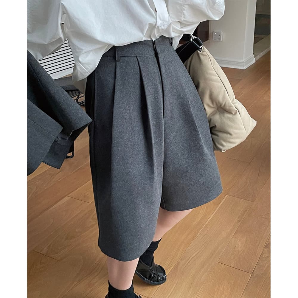 グレー パンツ タック入り ワイドショートパンツ