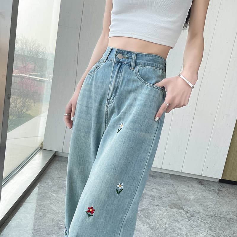 デニムパンツ 花柄刺繍入りゆったりデニムパンツ
