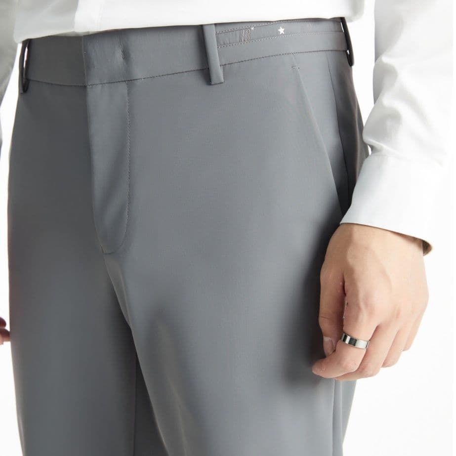グレー パンツ シルエット美しい上質スラックス