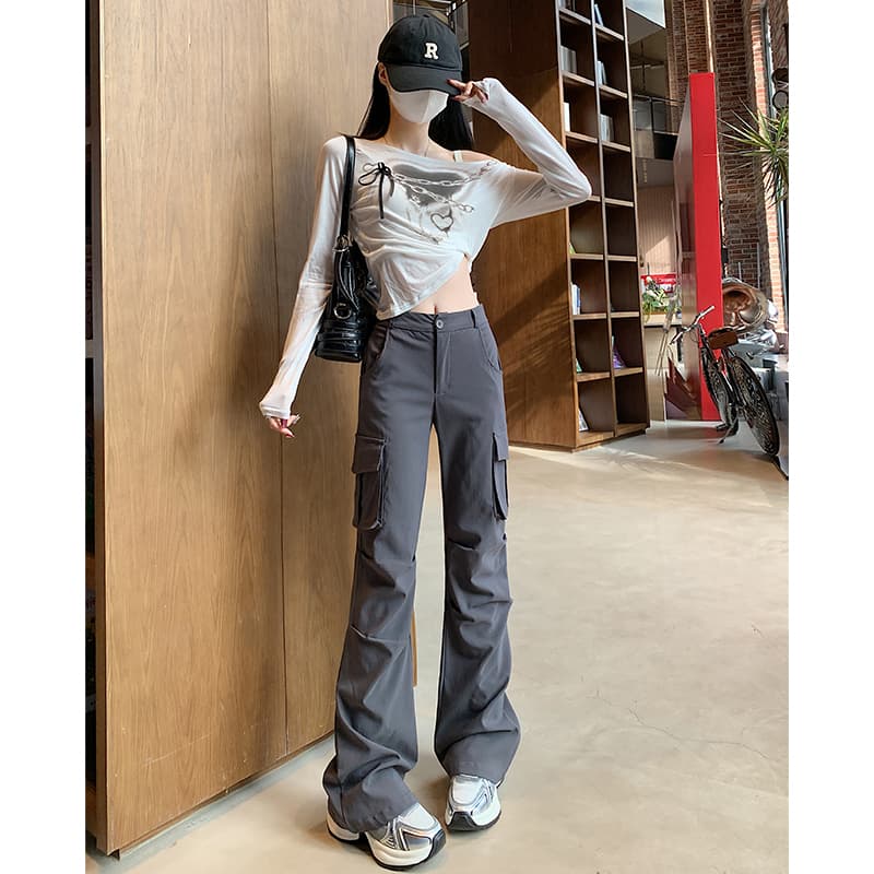 グレー パンツ カーゴパンツ ゆったりシルエット 機能的ポケット付き 美脚パンツ