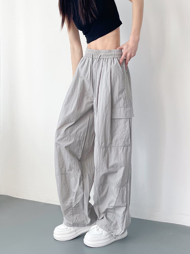 グレー パンツ ゆったりシルエット機能的ポケット付パンツ