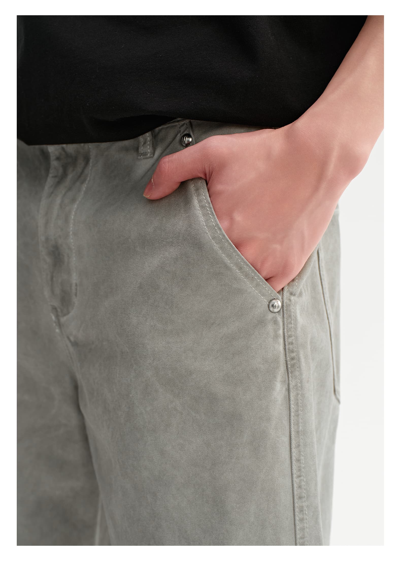 グレー パンツ 立体織りワイドシルエットタックパンツ