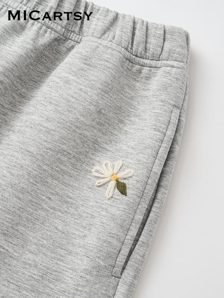 グレー パンツ 花刺繍入りワイドスウェットパンツ