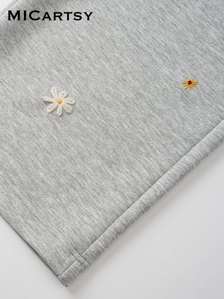 グレー パンツ 花刺繍入りワイドスウェットパンツ